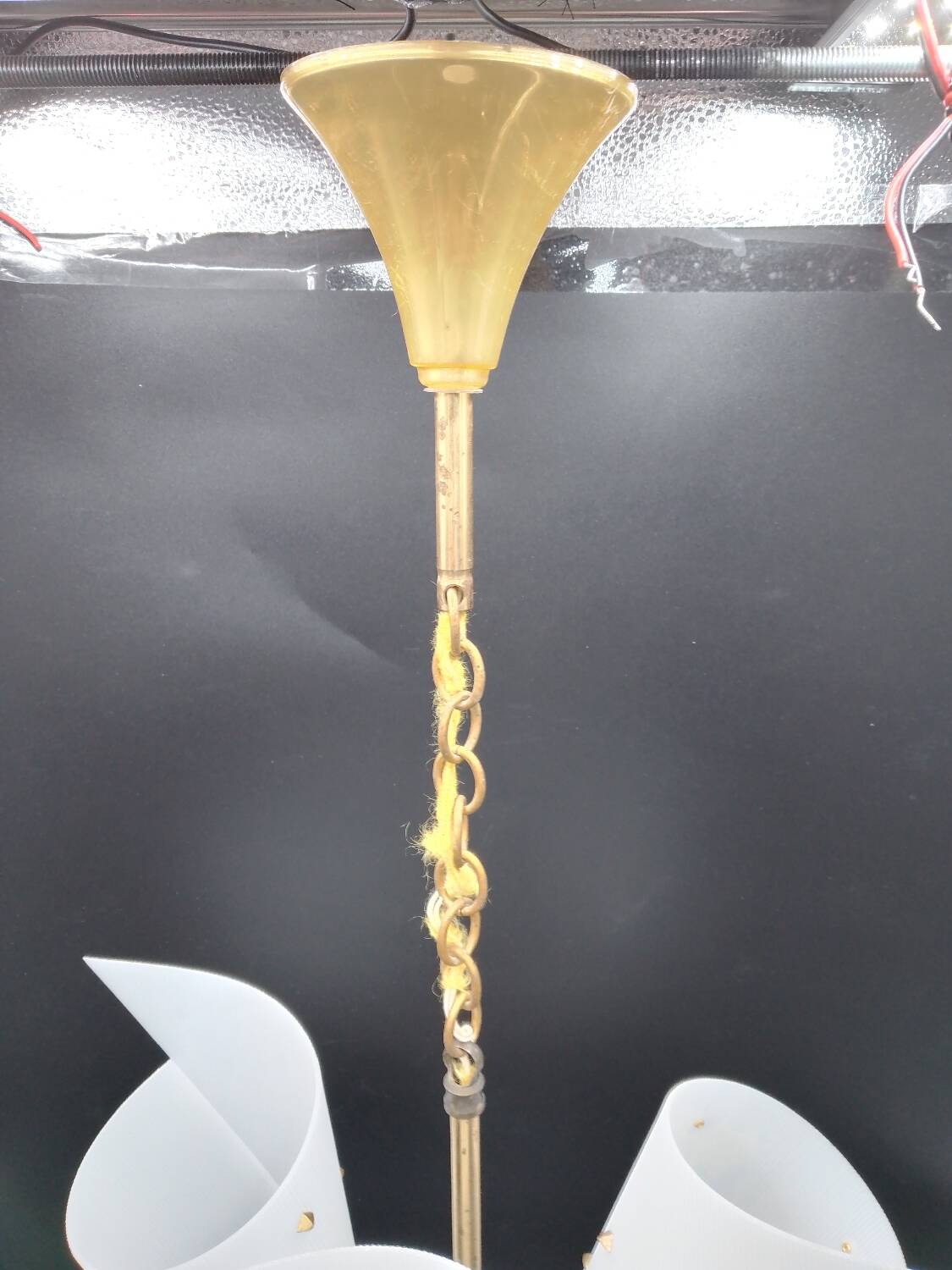 3-light chandelier in brass and plastic, 1960