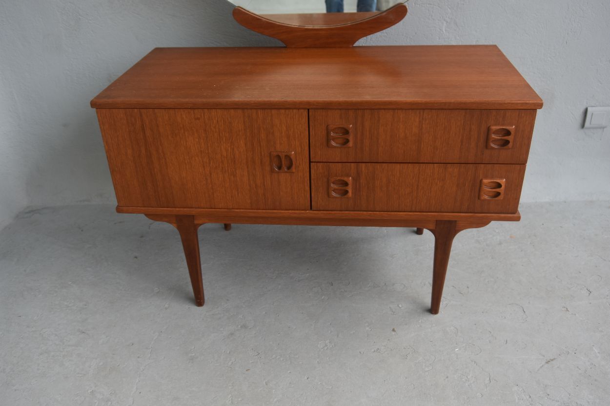 Scandinavian dressing table 60
