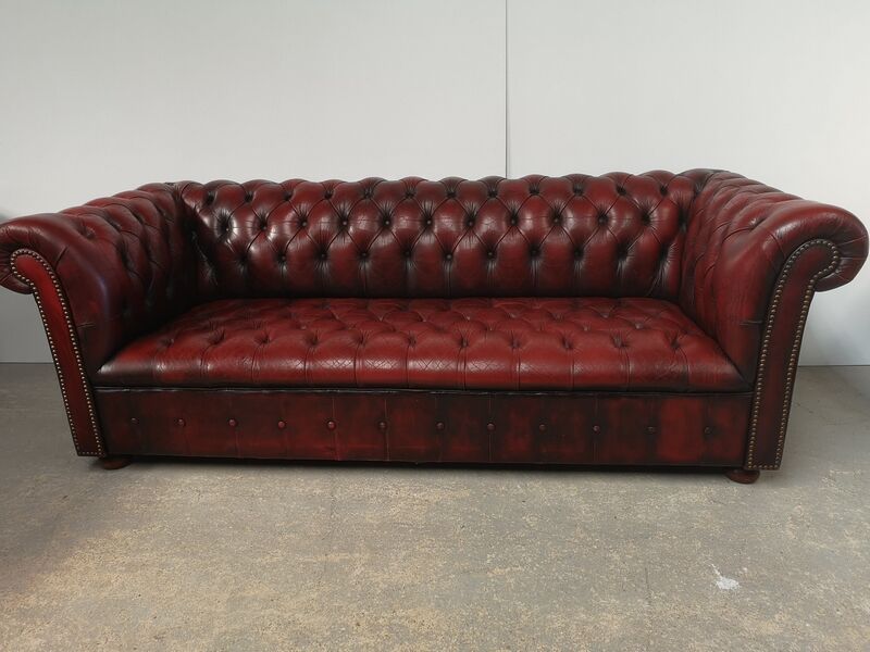 Canapé Chesterfield cuir rouge capitonné