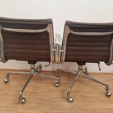 Paire de fauteuils Eames EA 117