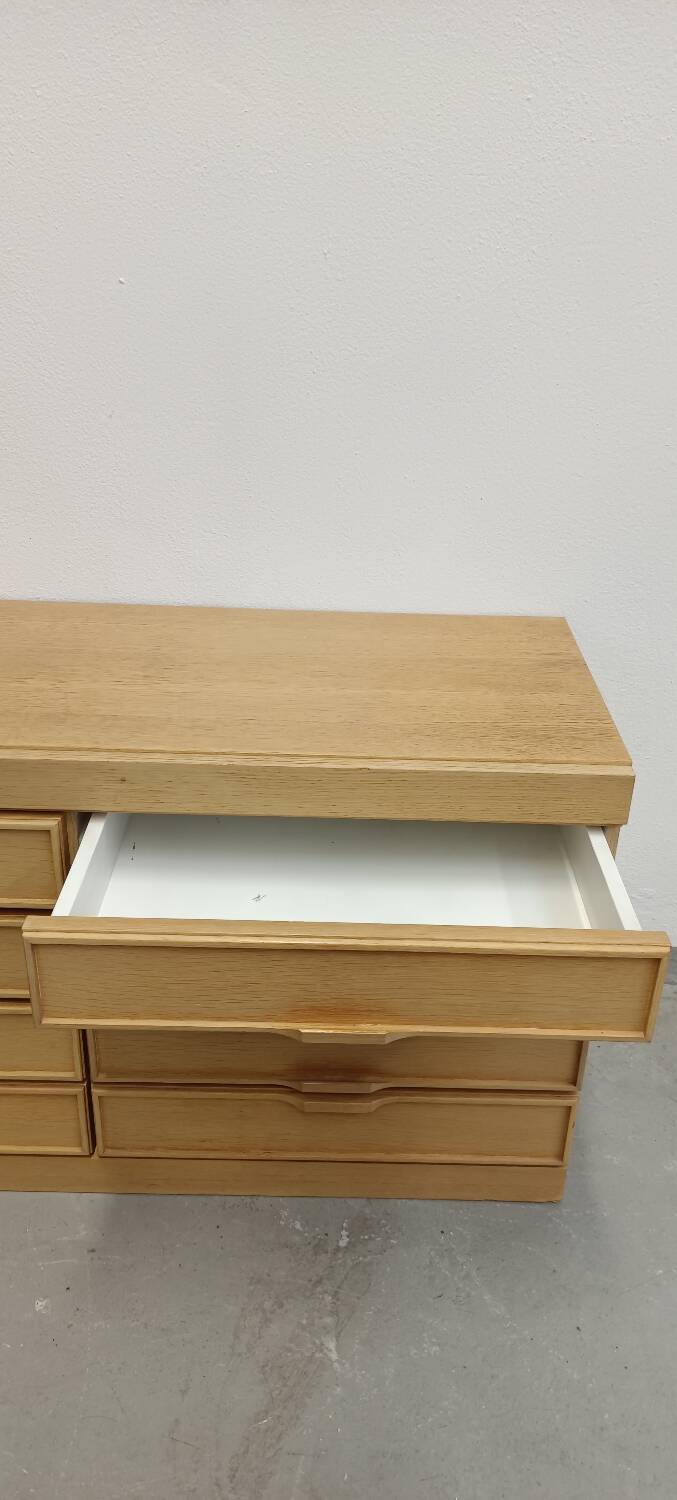 Chest of drawers with 8 drawers