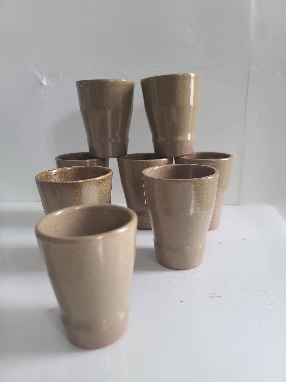 Lot de 8 verres en grès