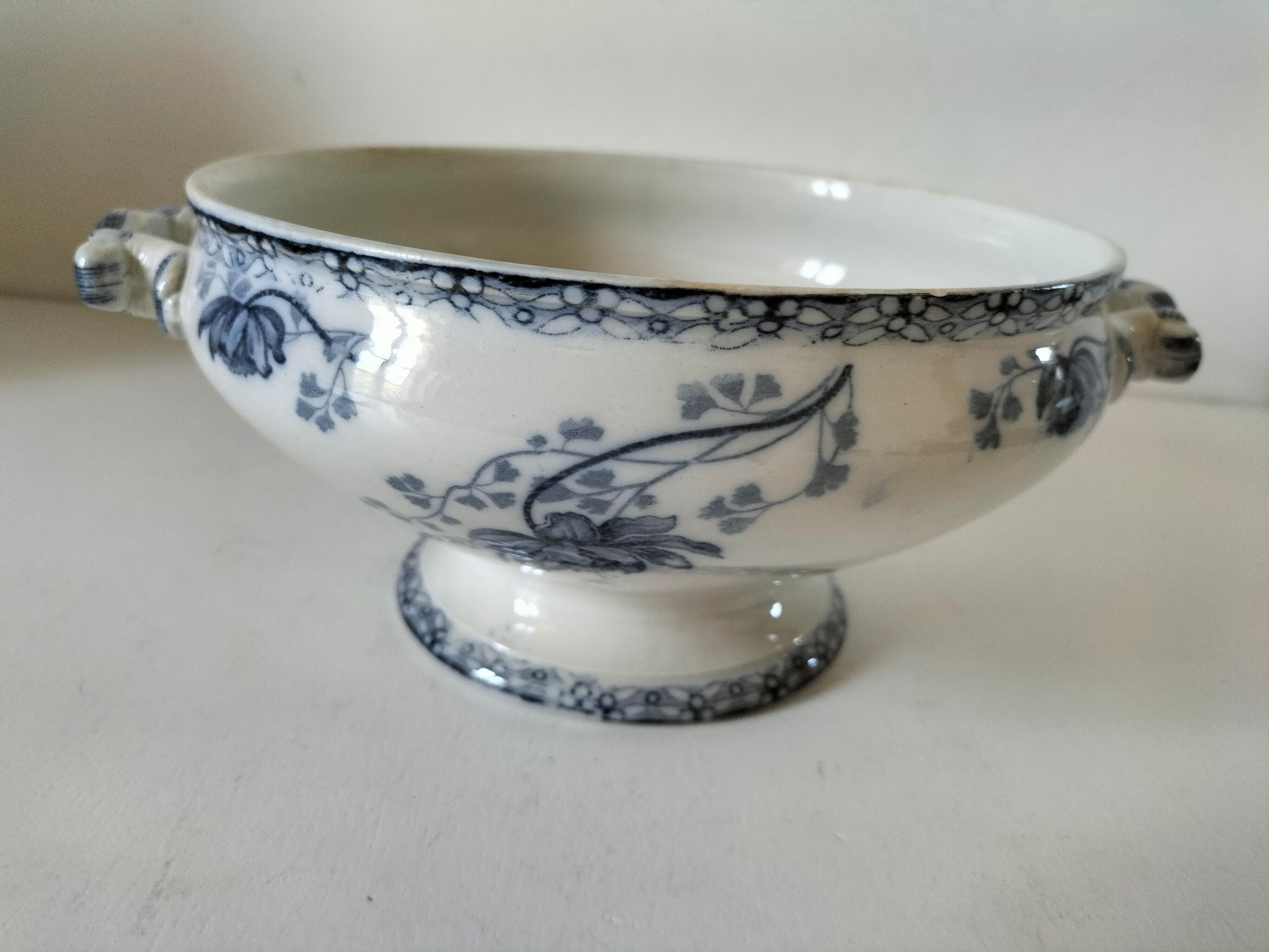 Vegetable dish U&C Sarreguemines with handles, Royat model in blue decoration.