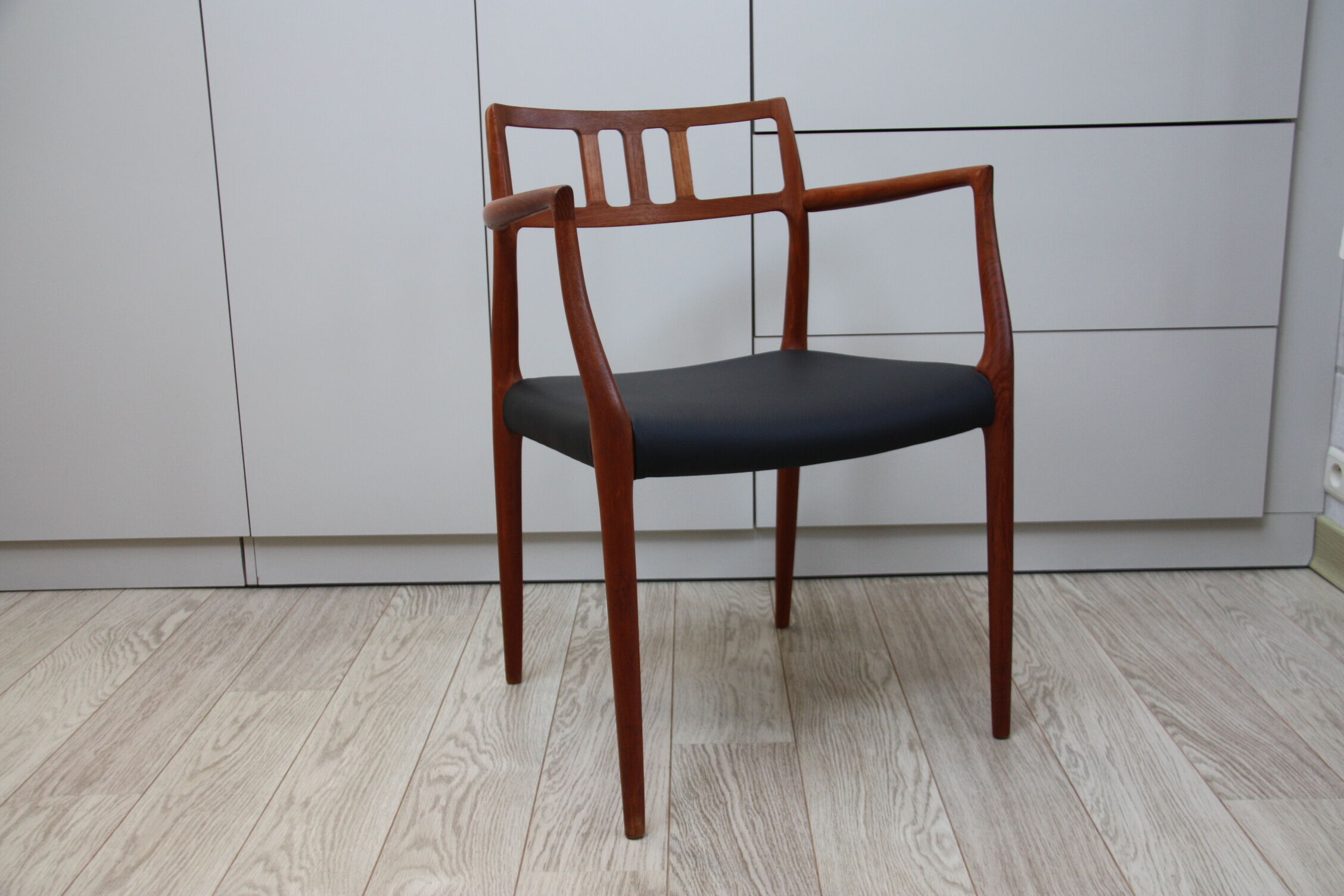 Vintage armchair in teak and black leather - Model 64 - Möller - Denmark '60's