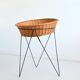 Panier corbeille sur pieds en rotin 1950 vintage