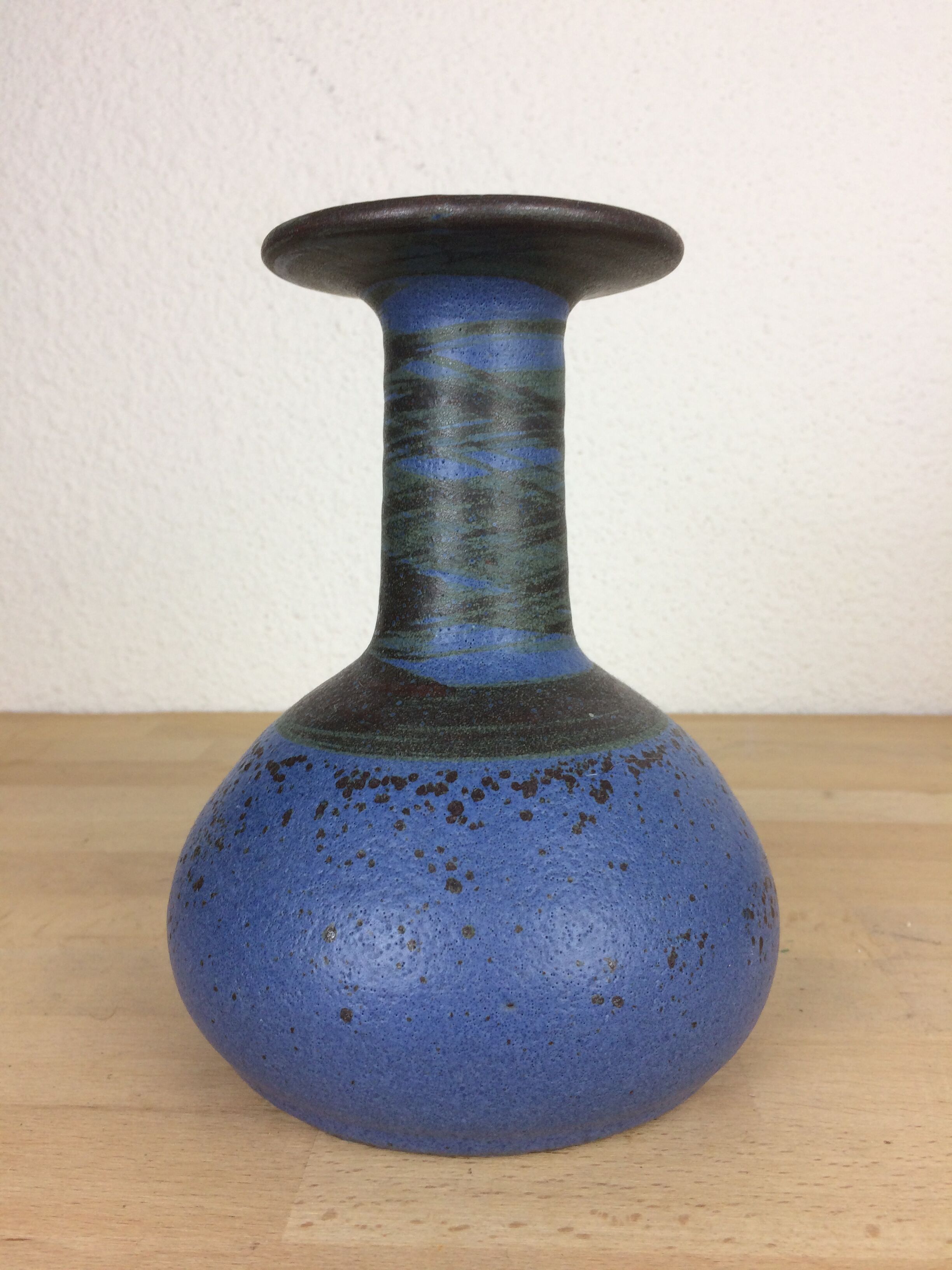 Vase scandinave à col plat céramique bleue