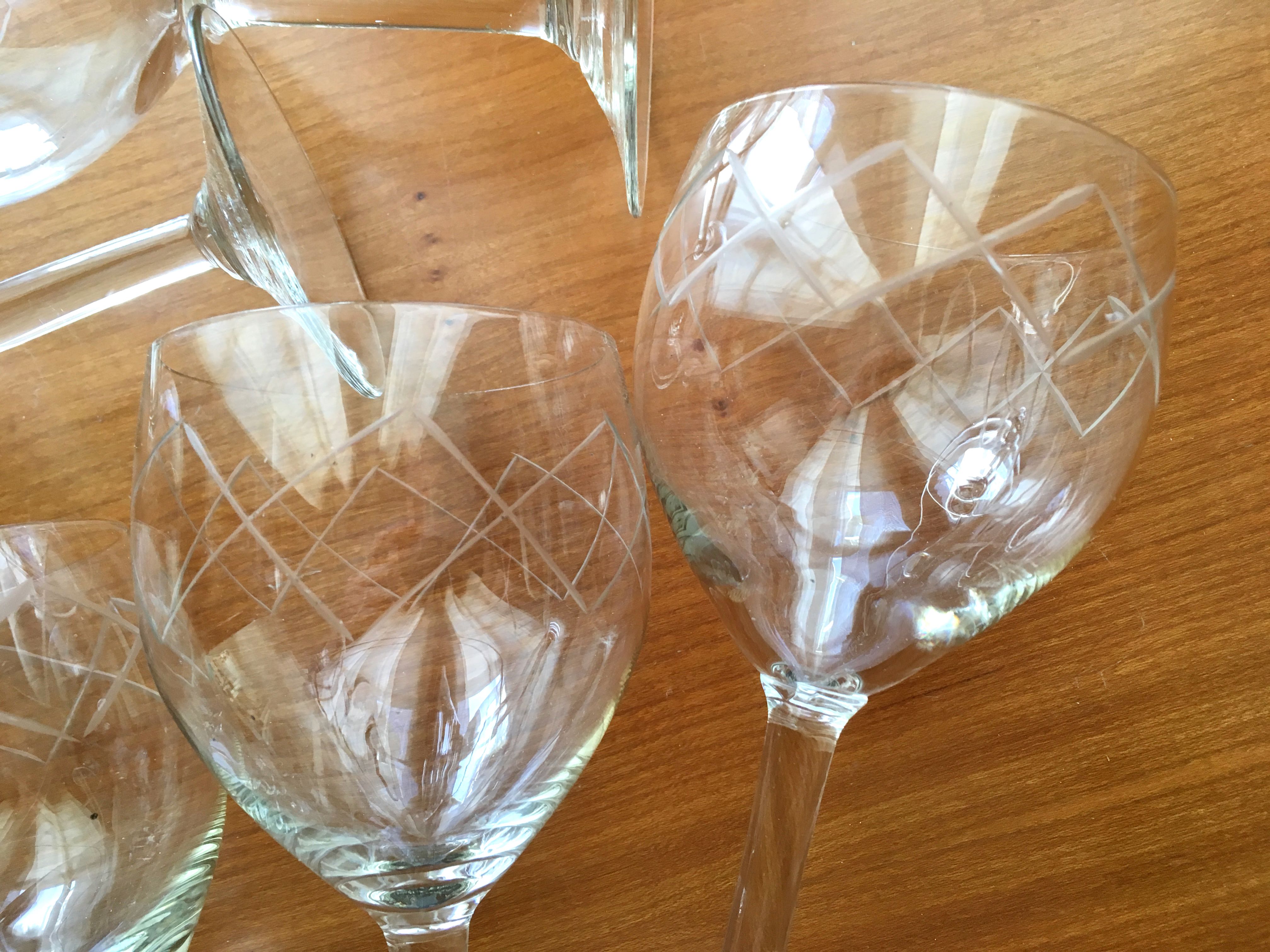 Set of 8 glasses of chiseled wine
