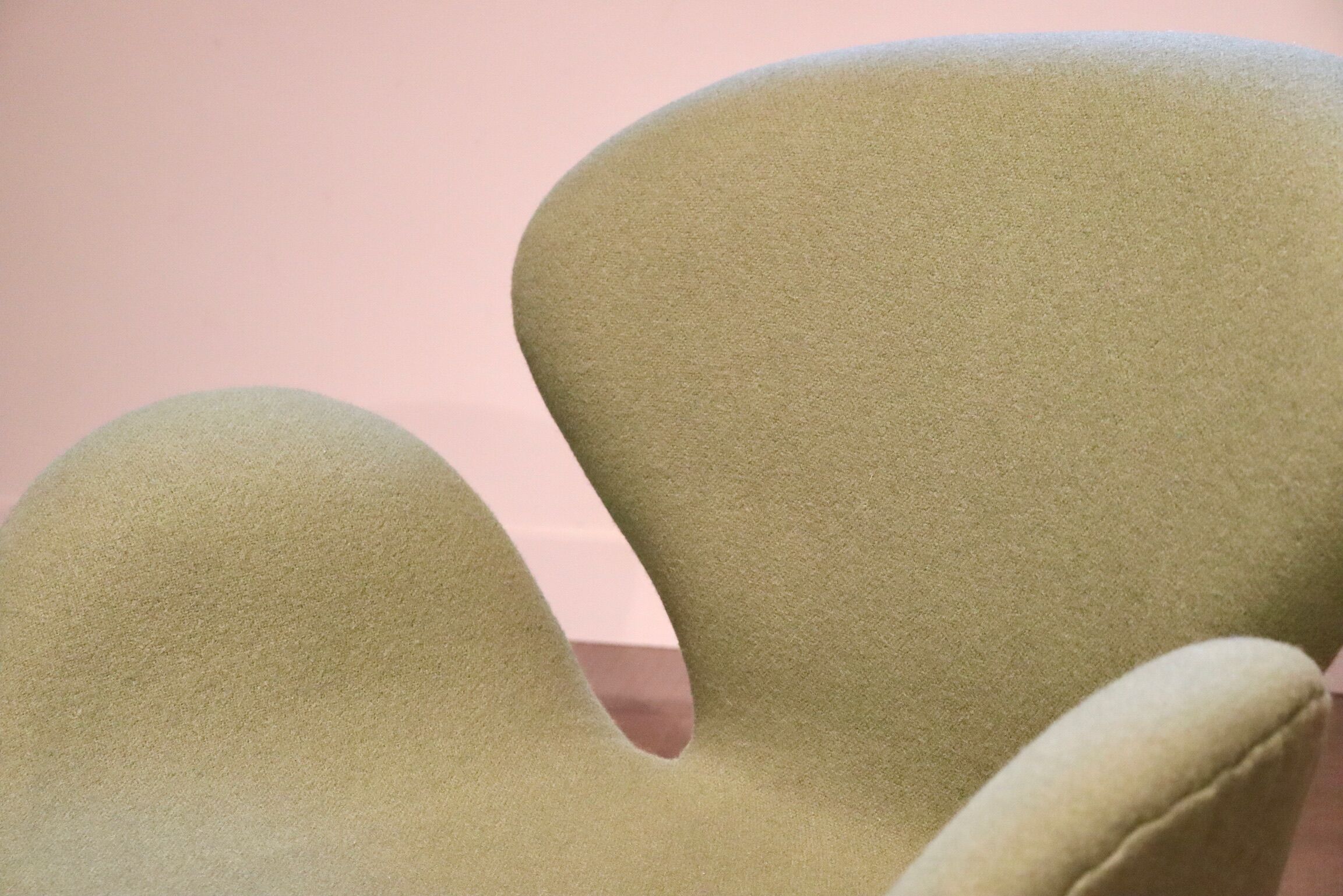 Early model 3320 Swan Chair by Arne Jacobsen for Fritz Hansen, 1950s