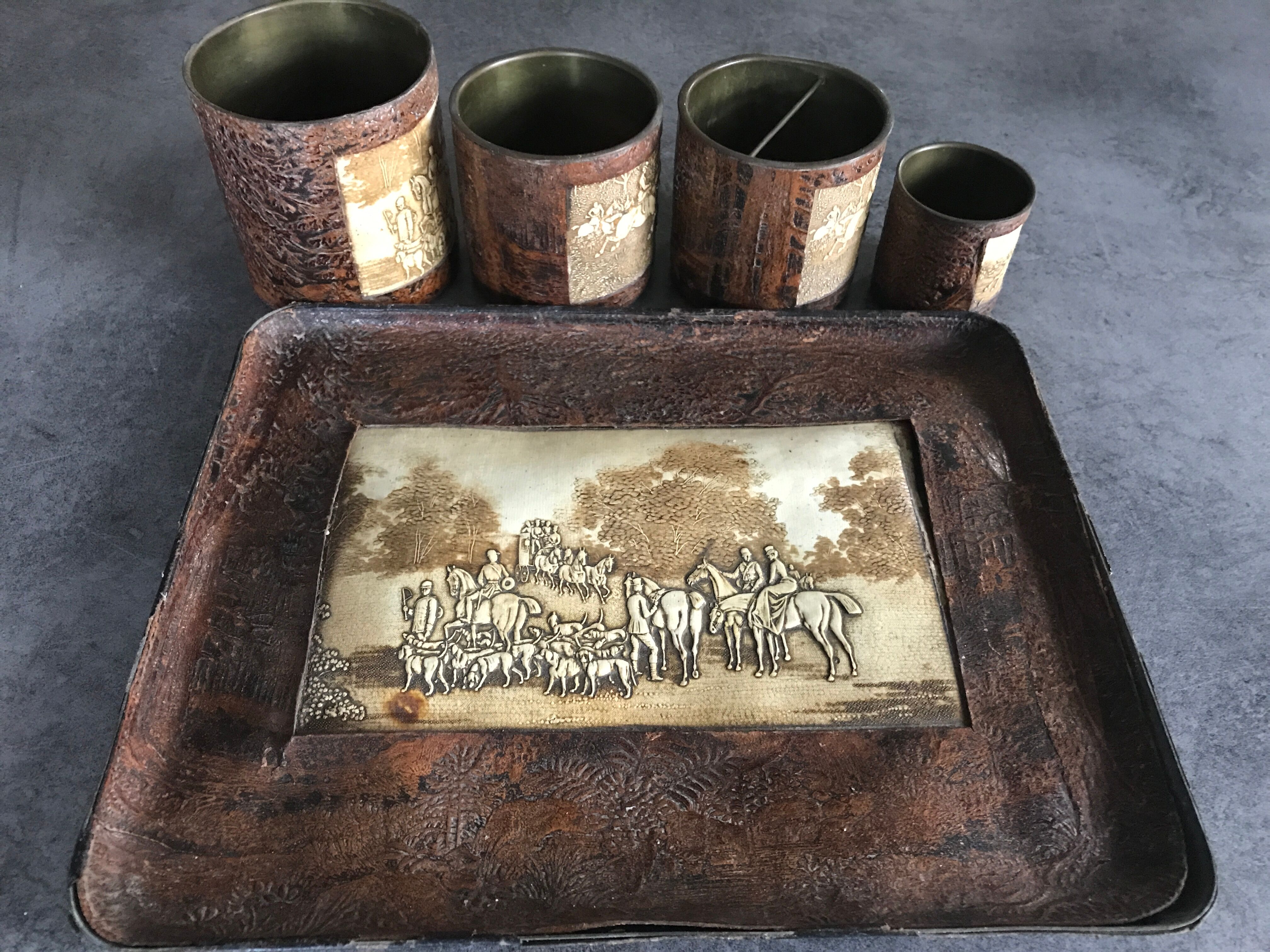 Nécessaire de bureau ancien laiton et cuir, 1 plateau avec 4 pots décor chasse à courre