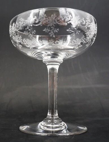 Baccarat Sévigné 5 champagne glasses, engraved crystal, excellent condition, unsigned.