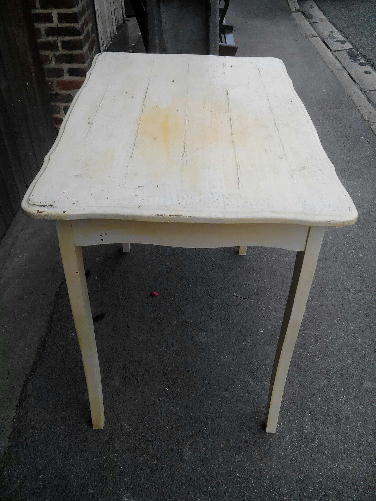 Table aux pieds galbés vintage