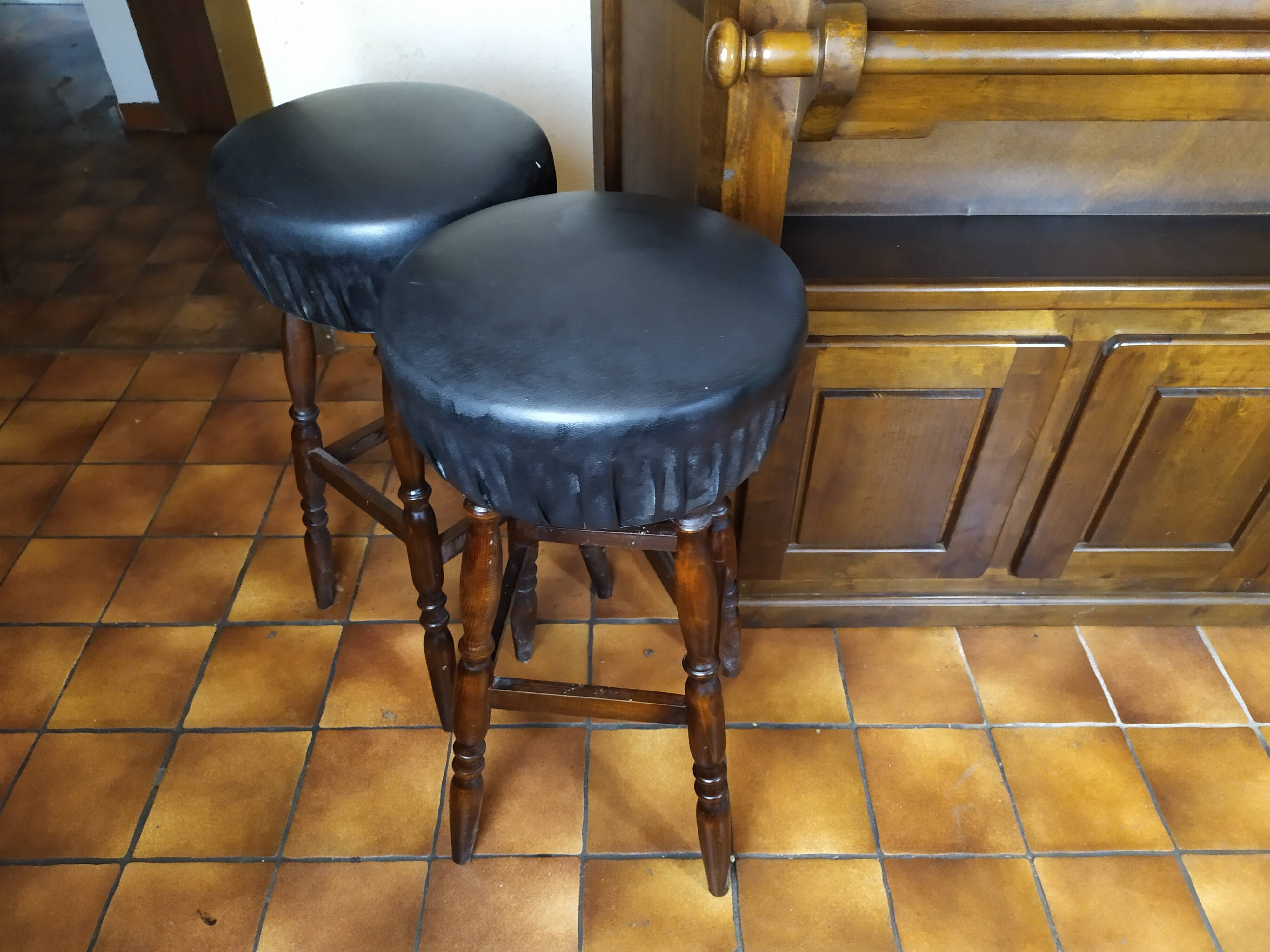 Wooden bar + 3 wooden stool and black skaï of the brand macorest