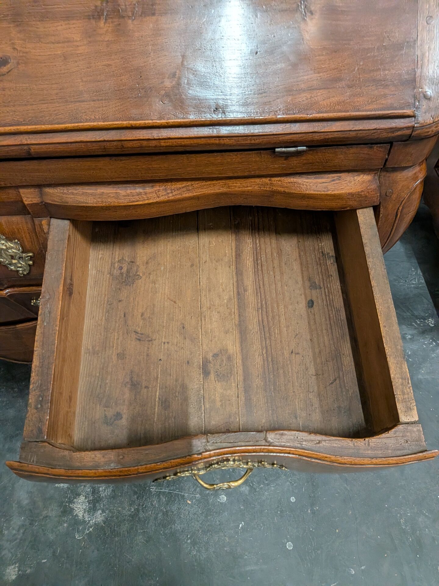 Bureau scriban en tombeau à vitrine, orme massif, XVIIIe