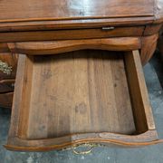 Bureau scriban en tombeau à vitrine, orme massif, XVIIIe