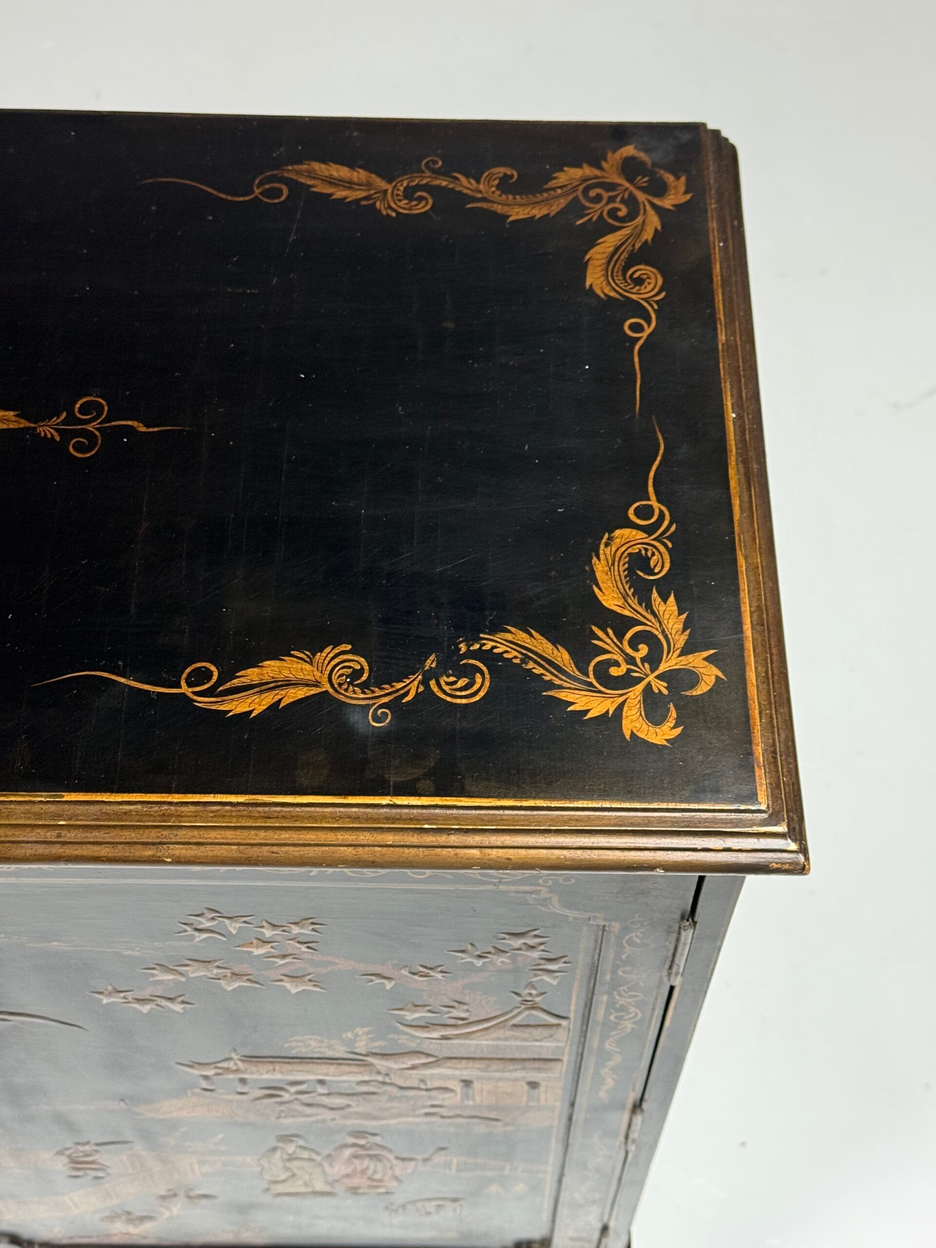 Cabinet laqué chinoiserie du 20e siècle anglais
