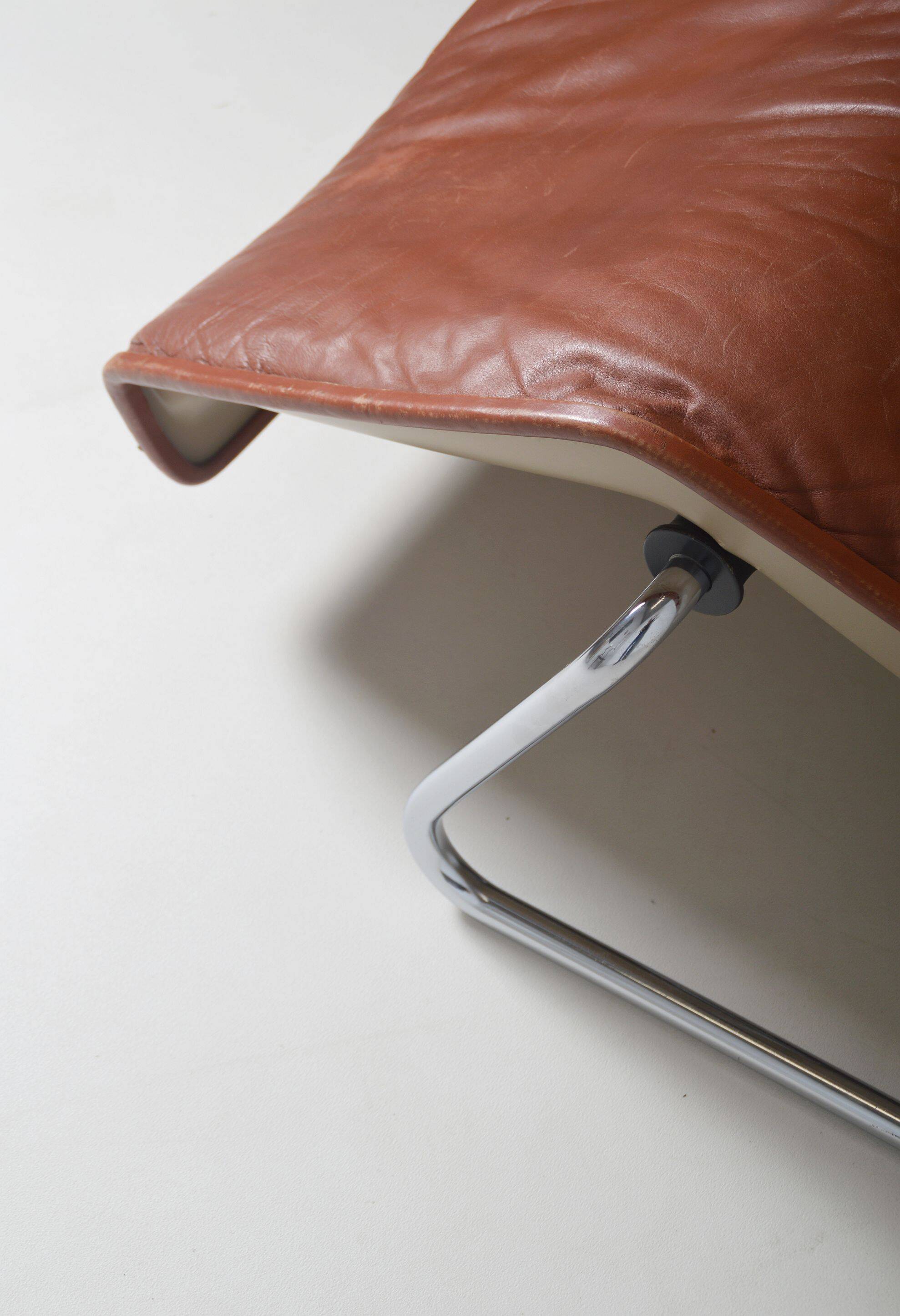 Fauteuil lounge Space Age en cuir avec base chromée, années 1970