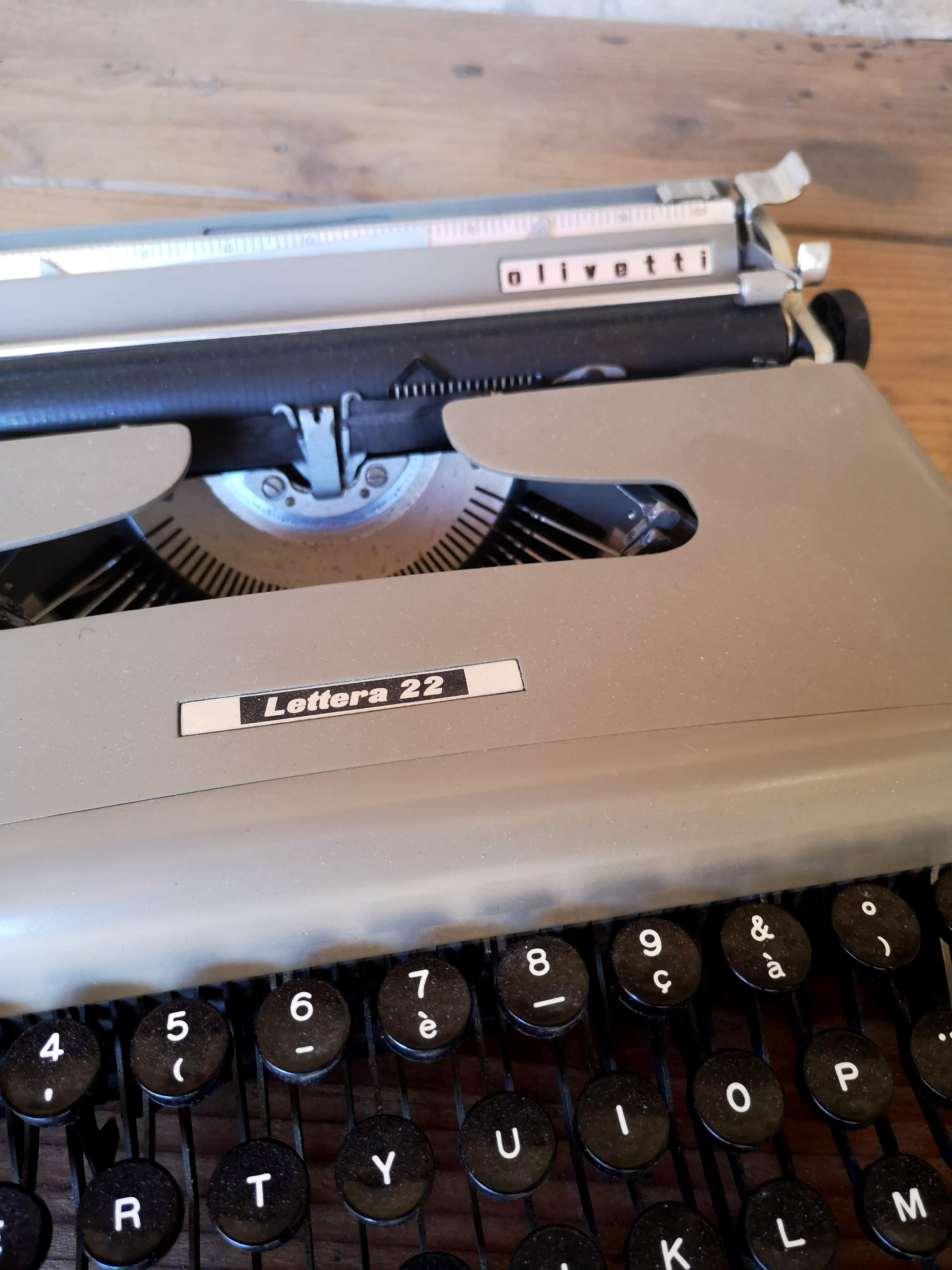 Olivetti Lettera Typewriter 22
