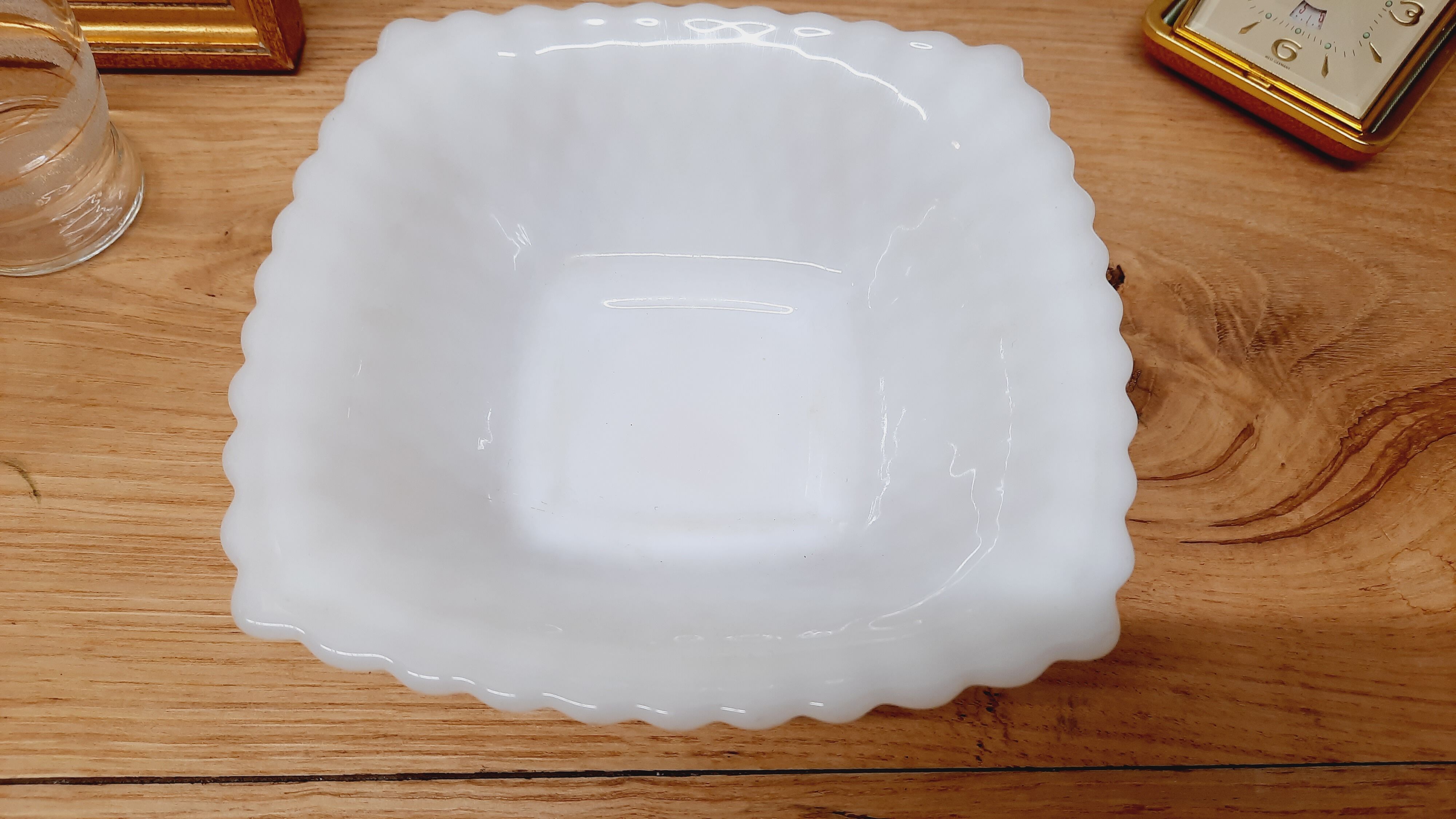 Empty white opaline pocket