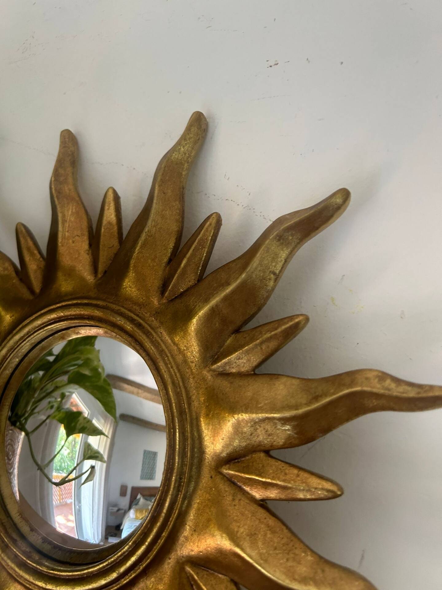 Convex mirror in the shape of a sun