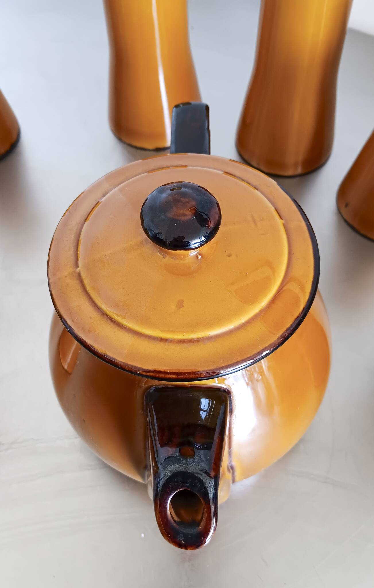 Poët Laval 8T brown ochre teapot with 7 orangeade or mazagrans glasses