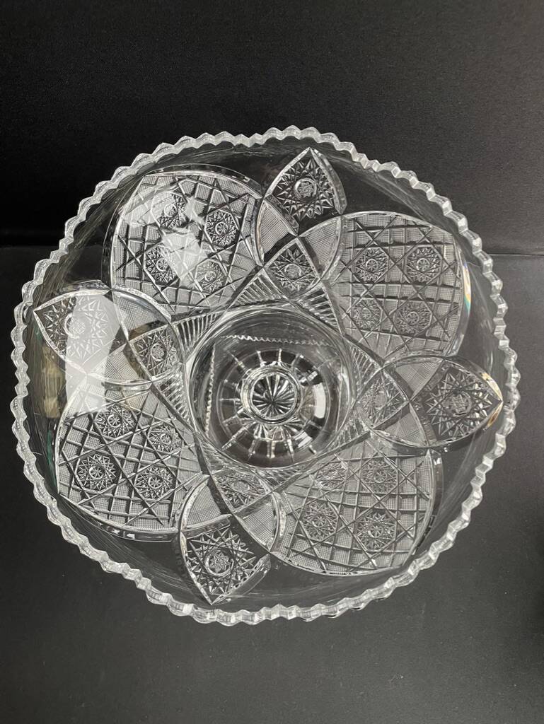 Large bowl on foot – Cut crystal - 20th century