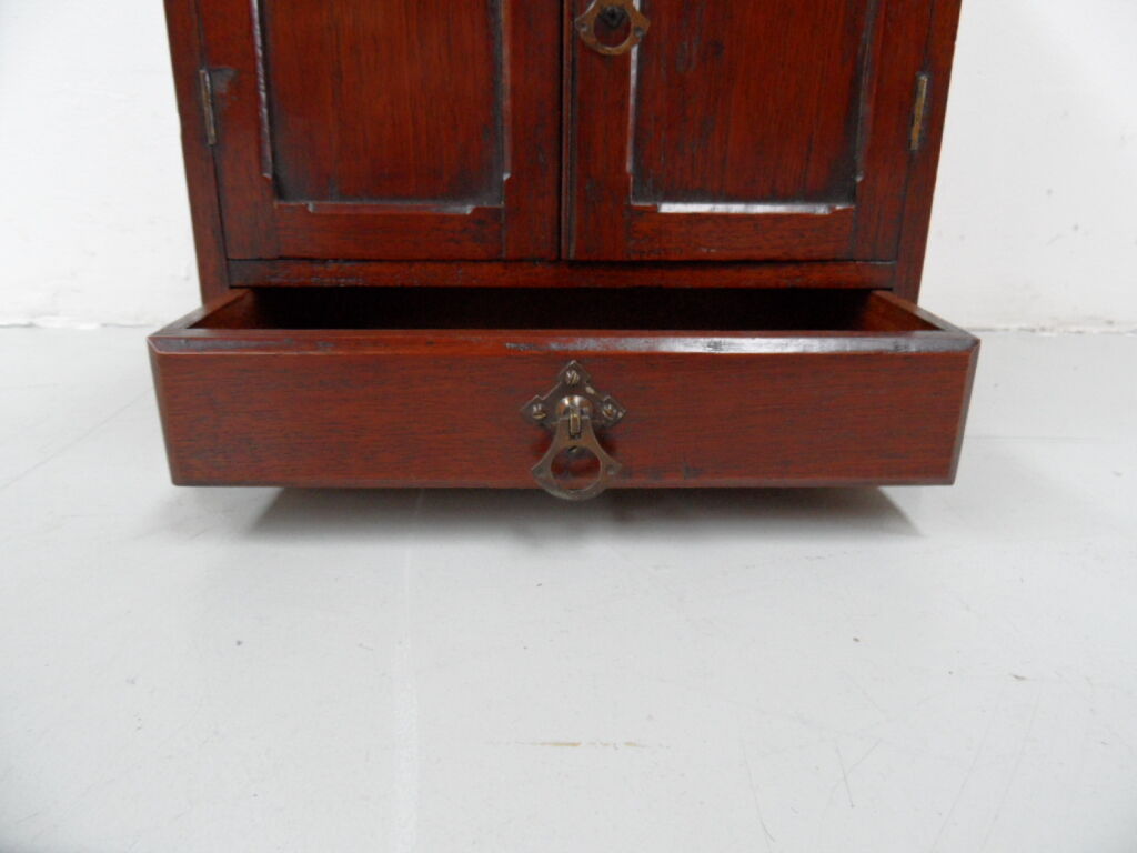 Armoire à bijoux en acajou ancien