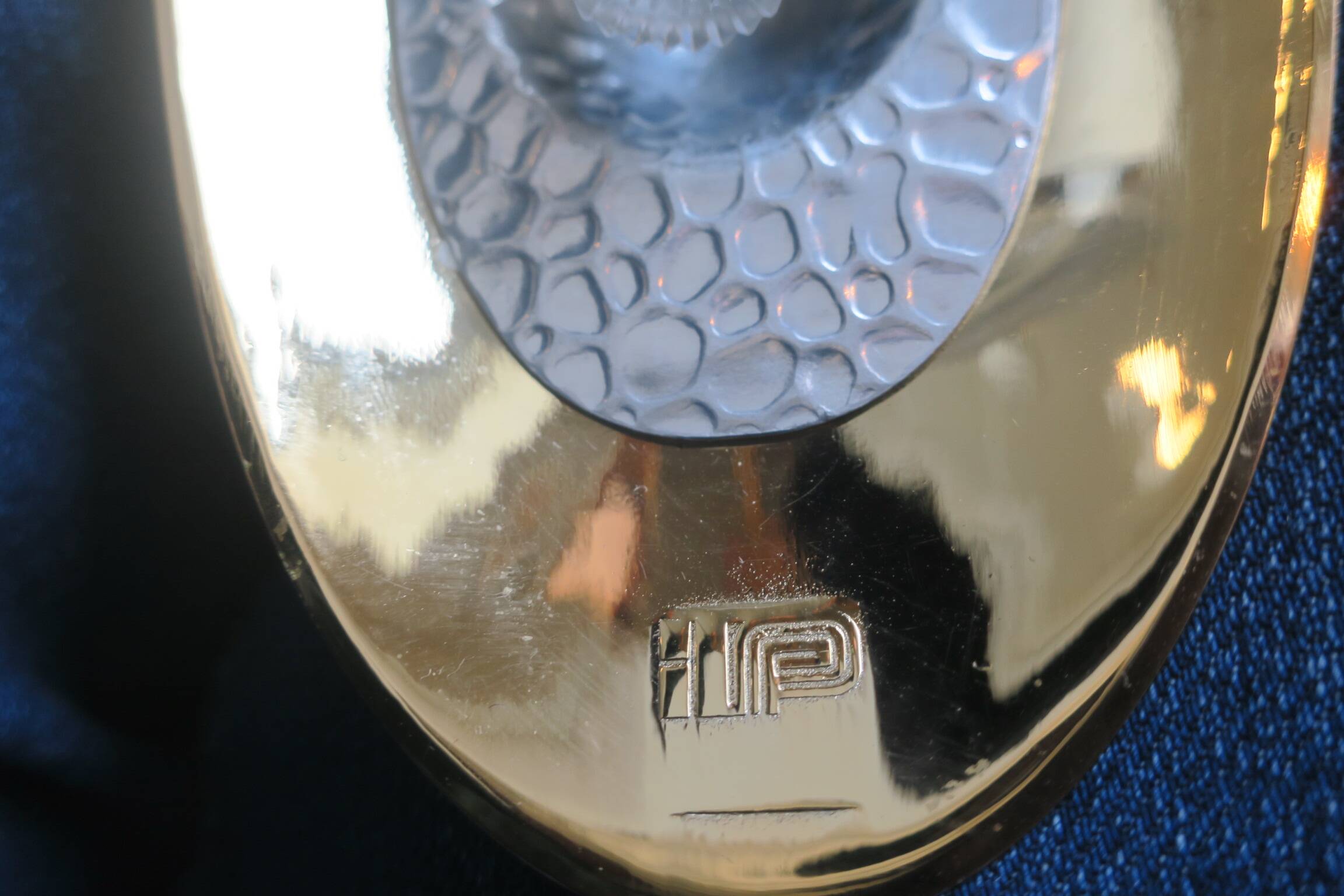 Lampe de bureau vintage en cuir gravé et en laiton plaqué or, Italie années 1970