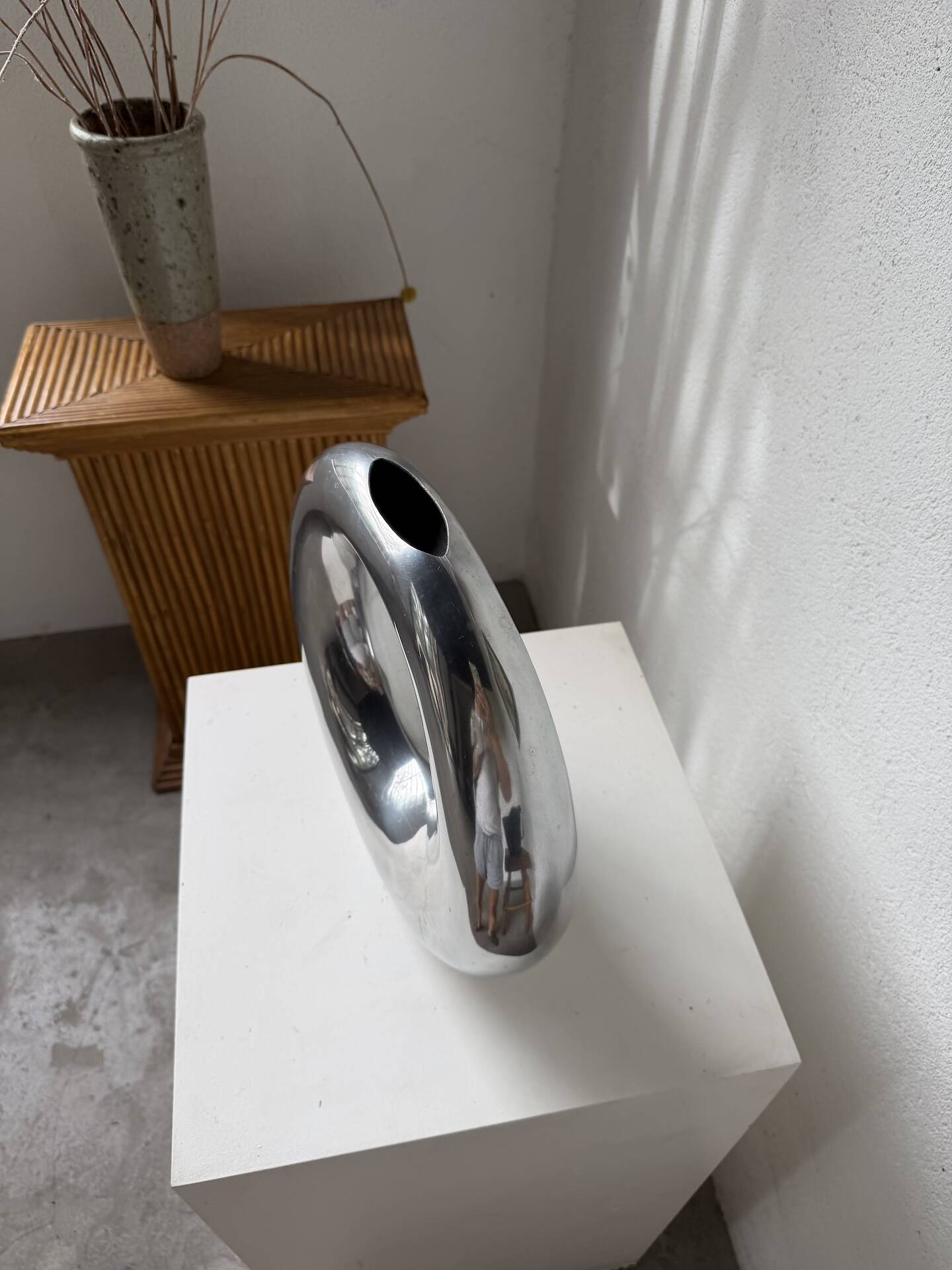 Round aluminium loop vase