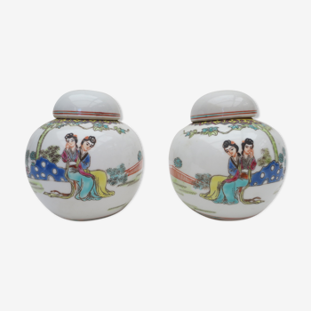 former duo of covered pots in Chinese porcelain with decorations