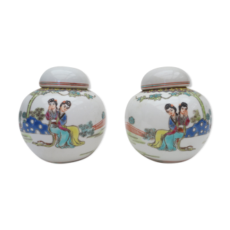 former duo of covered pots in Chinese porcelain with decorations