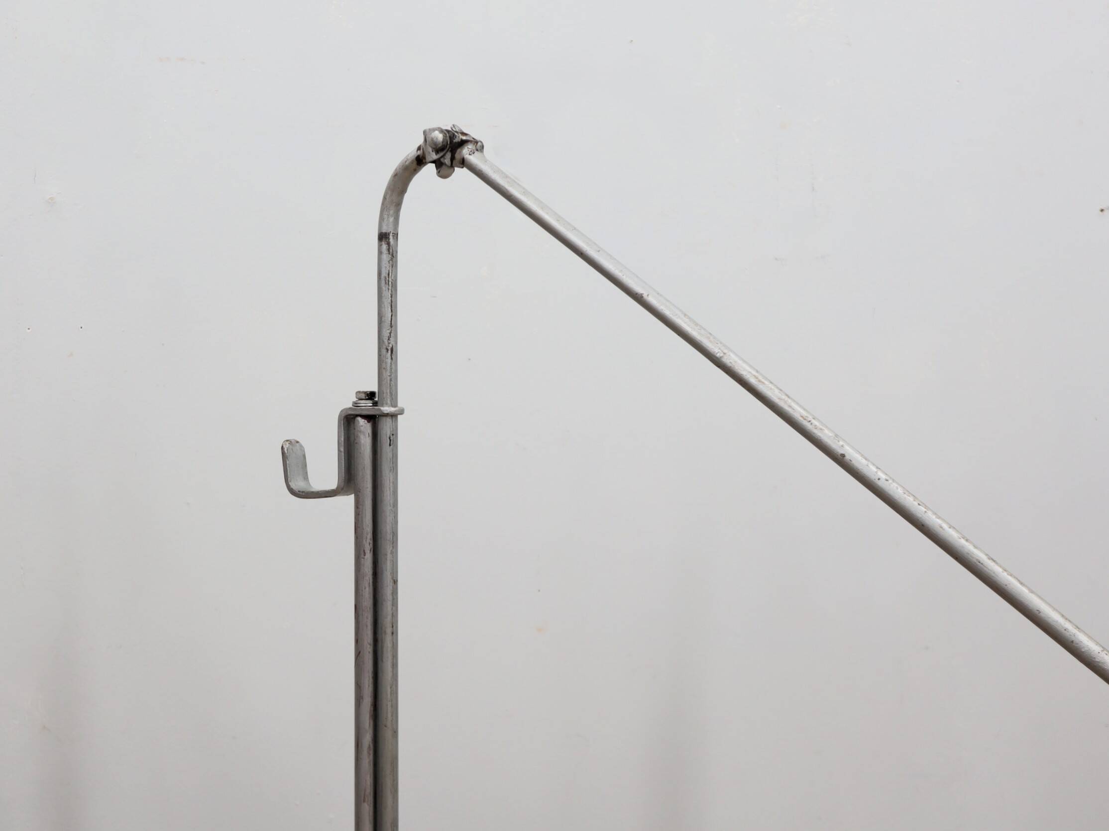 Lampe de sol industrielle ajustable des années 1960 vert martelé