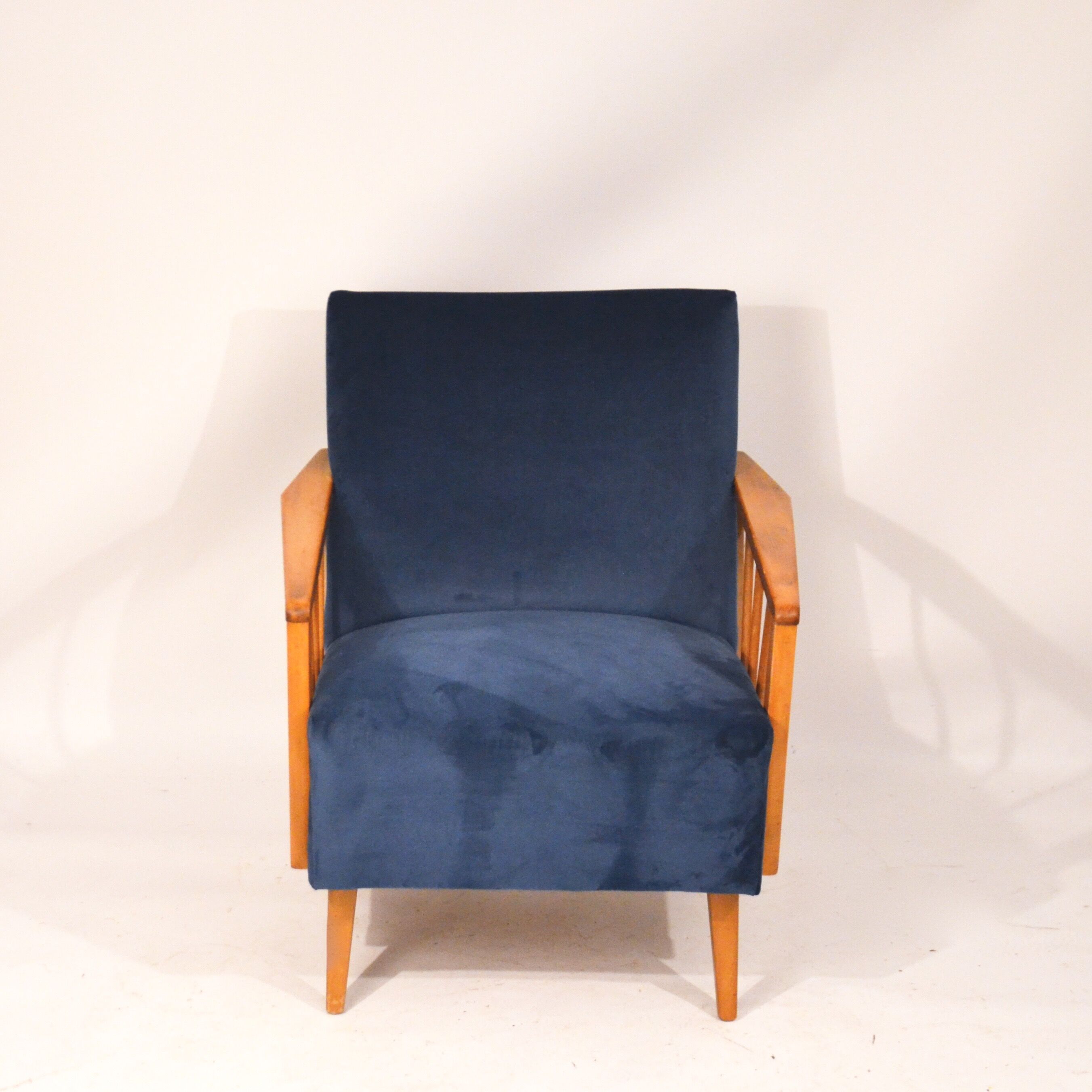 Fauteuil années 60 retapissé velours bleu