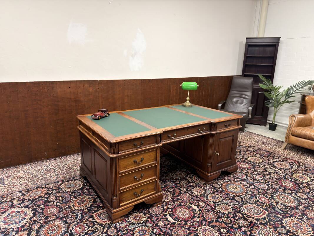 Classic English Partnerdesk Desk