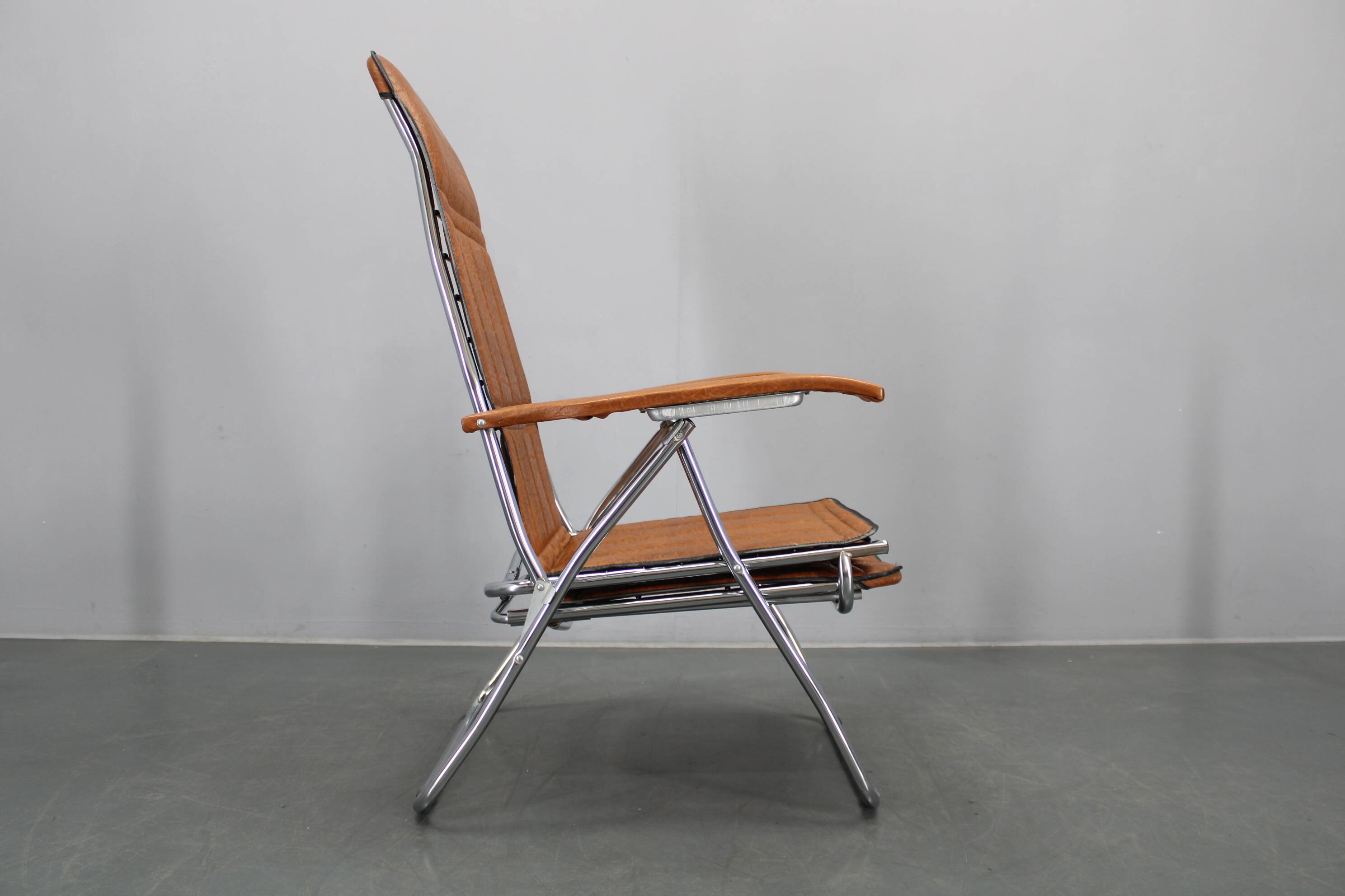 1970s Italian folding lounge chair with leatherette upholstery