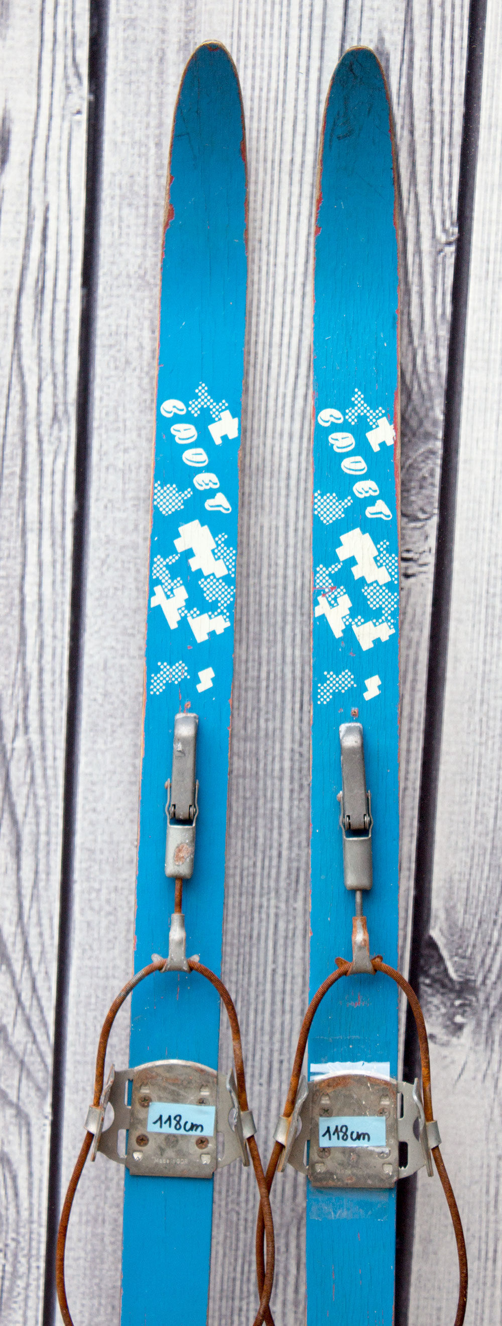 Old pair of children's ski's in light blue wood 118 cm