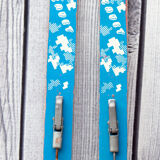 Vieille paire de ski's d'enfant en bois bleu clair 118 cm