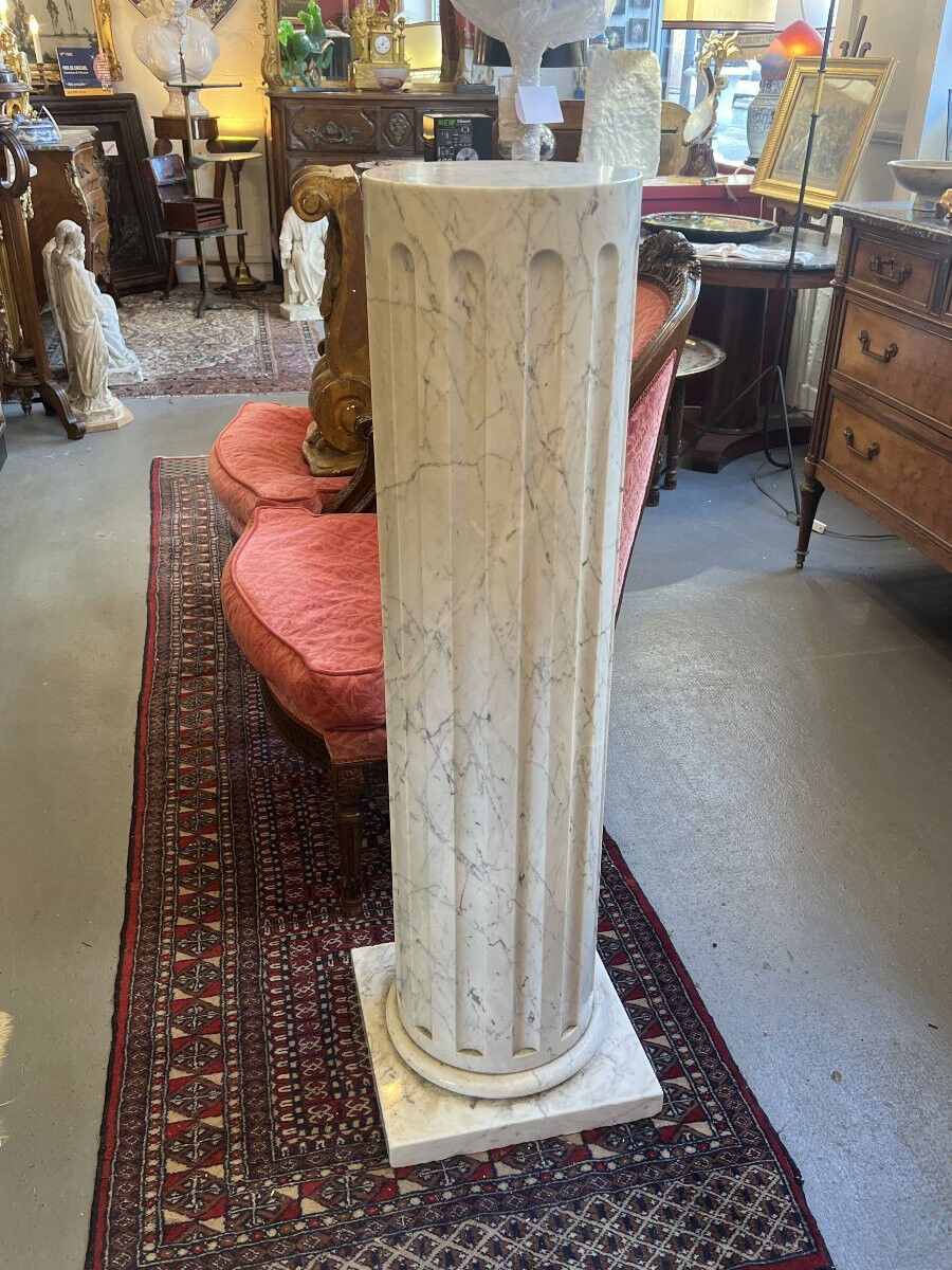 Column in solid white marble veined with grey, decorated with vertical fluting, 110 cm.