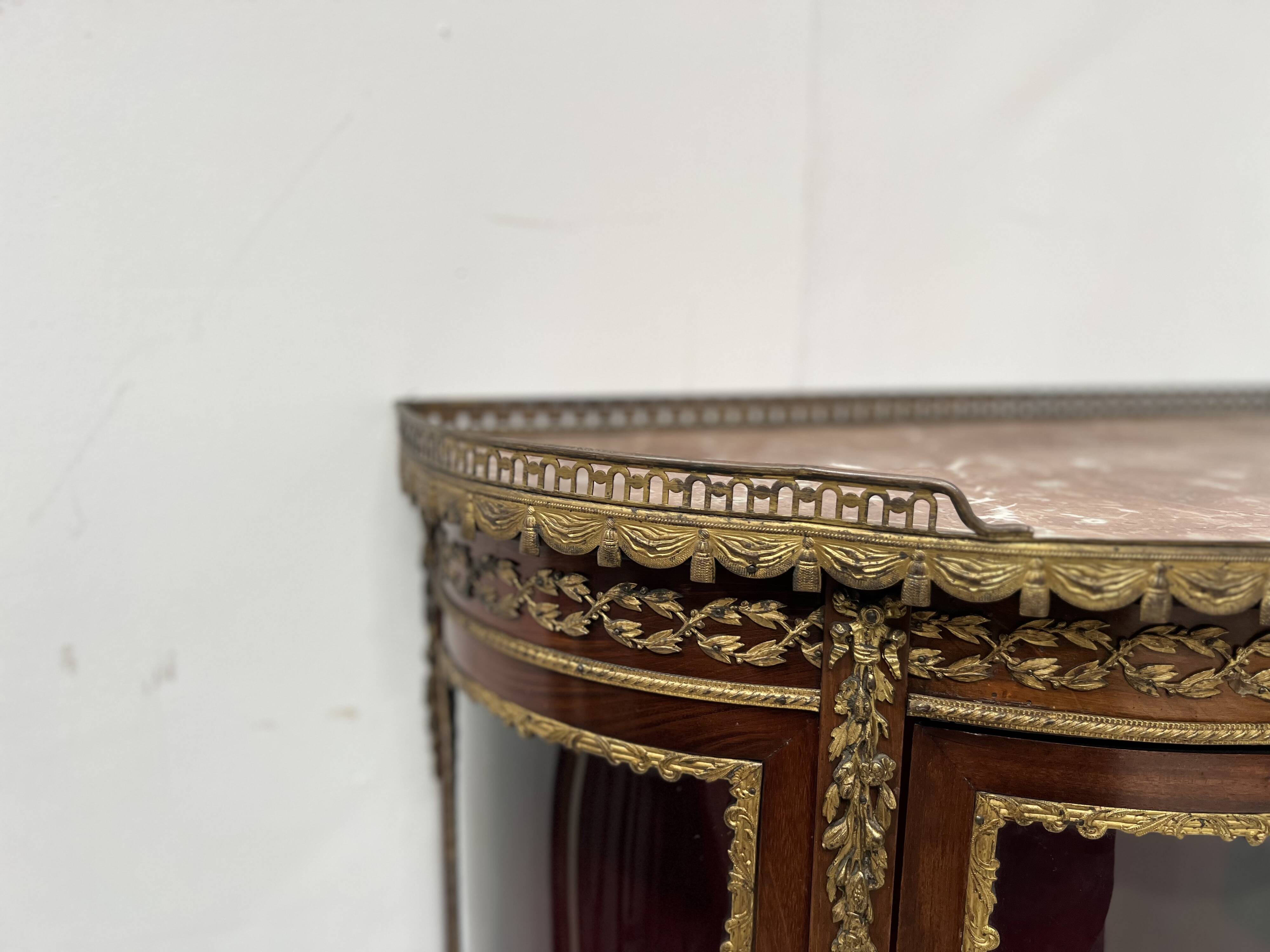 Napoleon III style curved display case in mahogany and veneer, 20th century