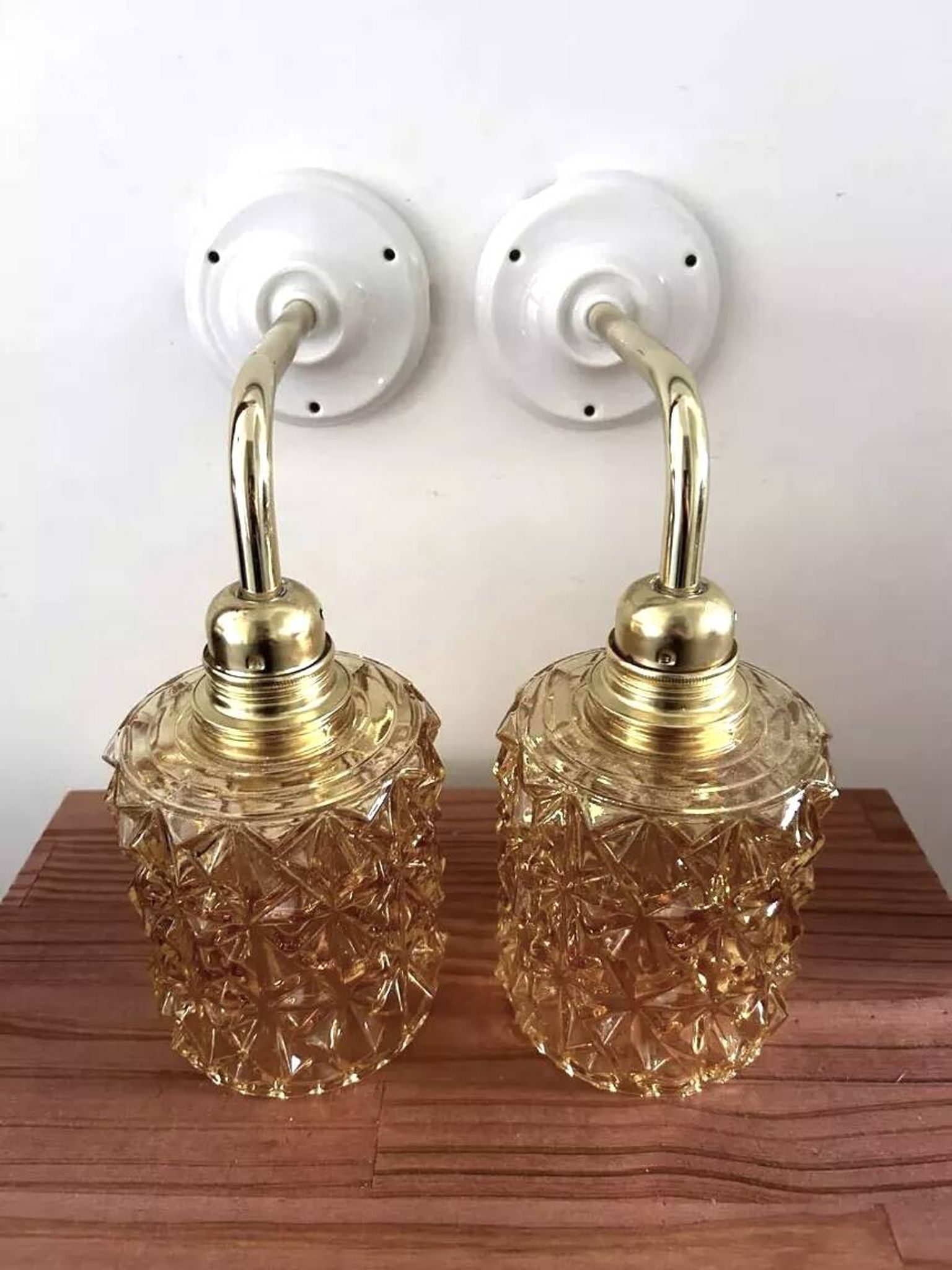Paire d’appliques murales en verre doré