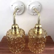 Paire d’appliques murales en verre doré