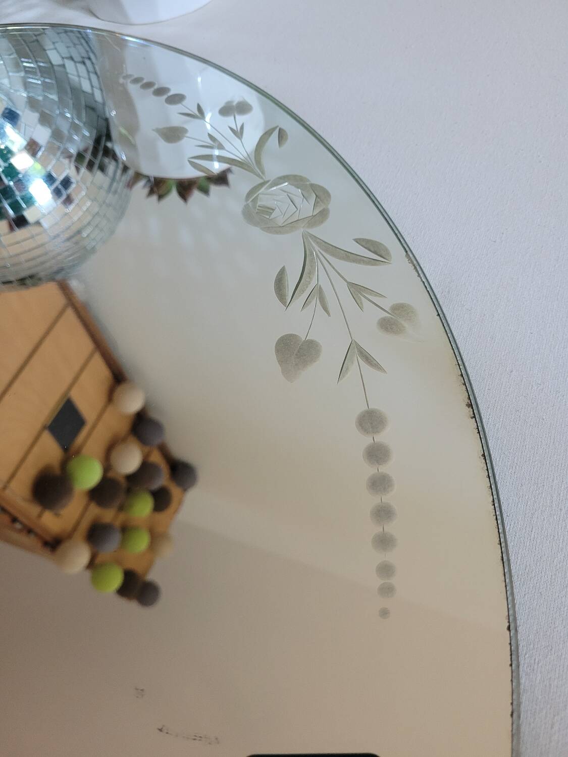 Miroir ovale gravé frise floral