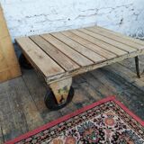 Table basse en bois et métal, ancien chariot industriel