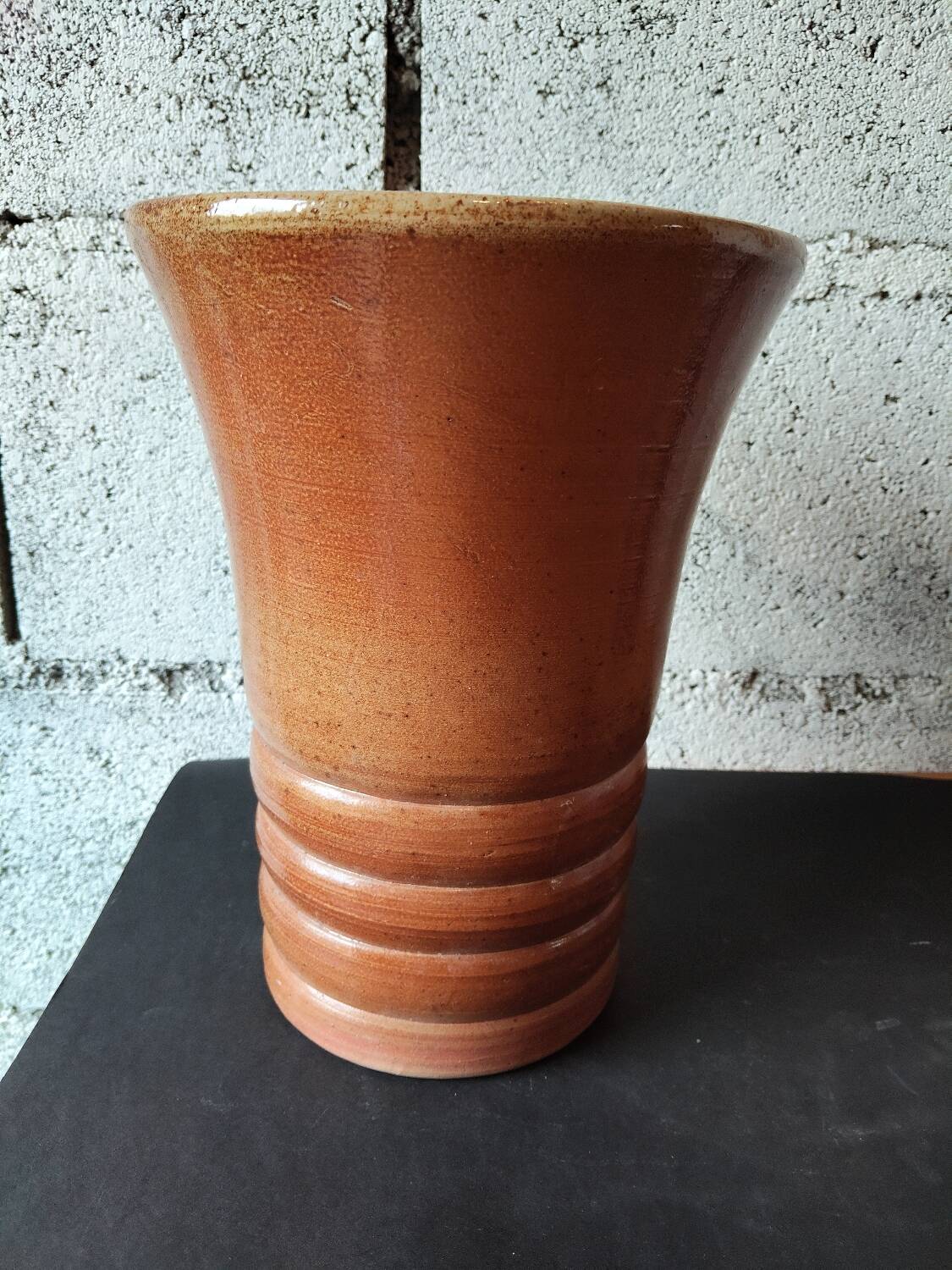 Vase en grès émaillé brun – fabrication française – XXᵉ siècle