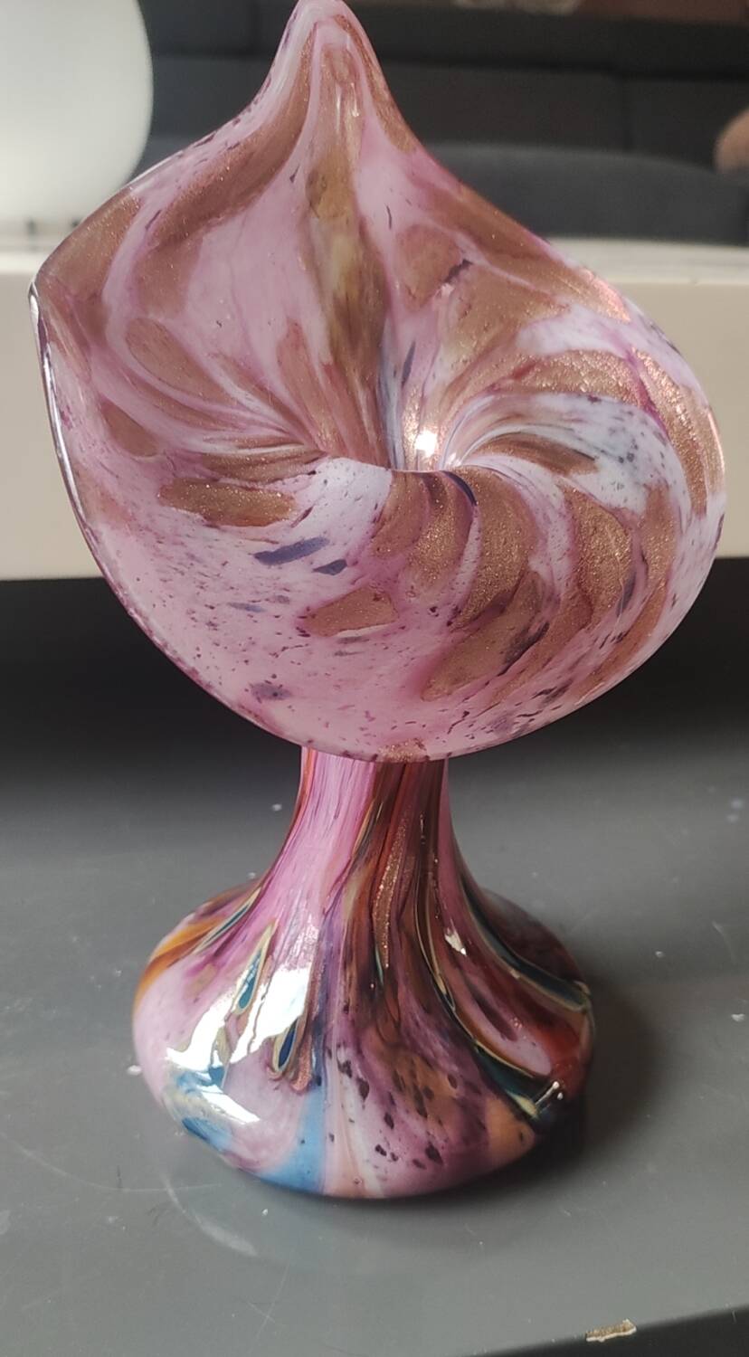 Volubilis vase in Murano glass. Pink speckled background. Height 21 cm.