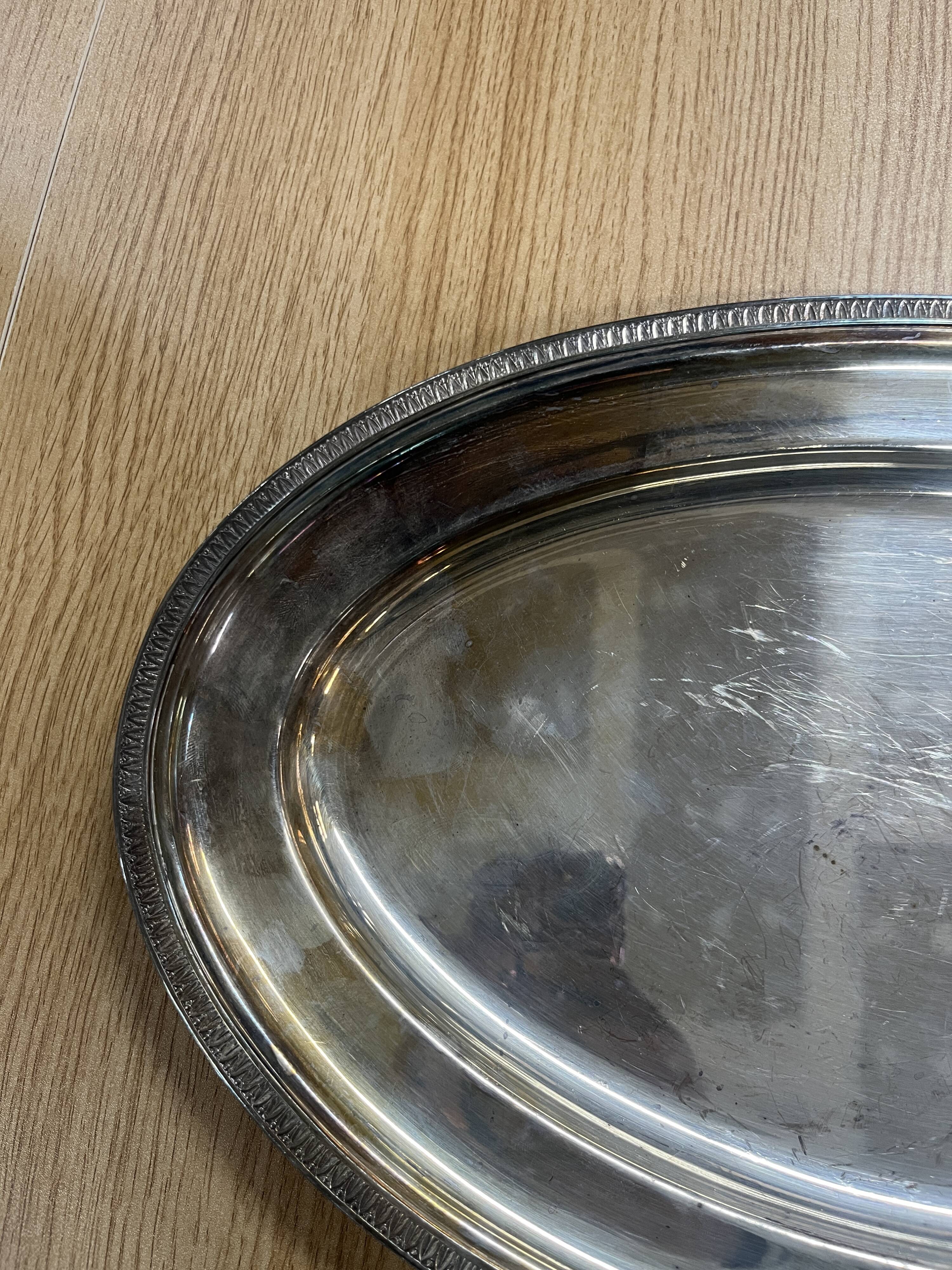 Oval tray in silver metal