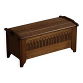Commode danoise moderne en chêne avec sculpture décorative en relief, milieu du 20ème siècle