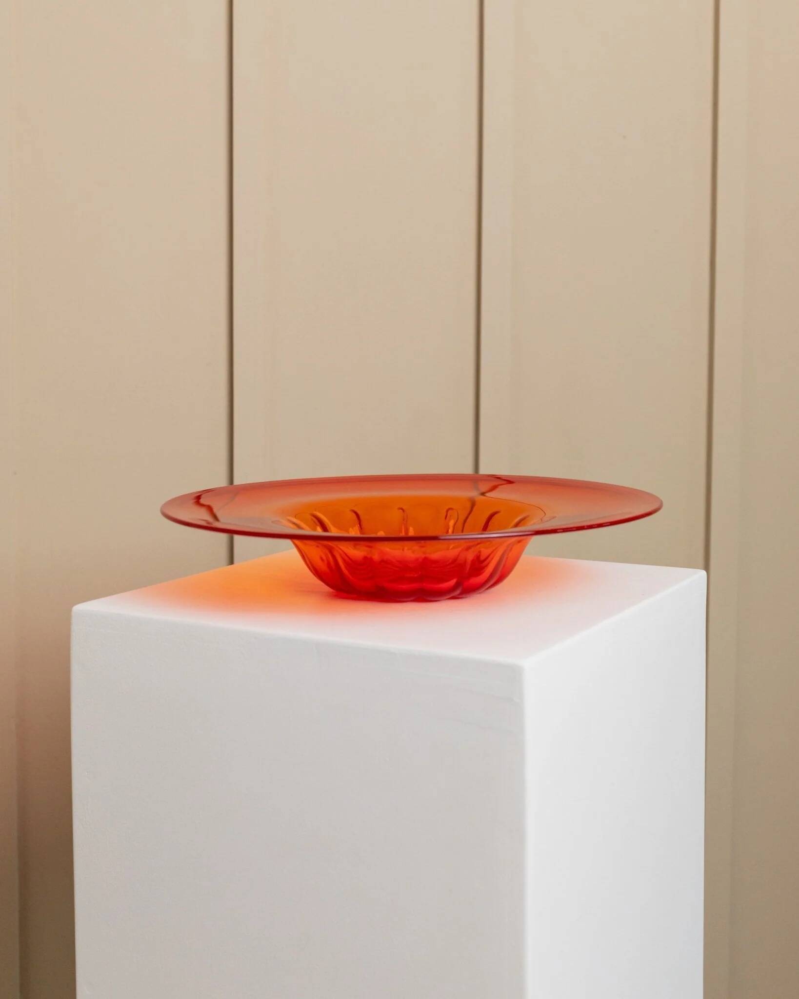 Bol en verre de Murano XL, années 1920, rouge vif avec médaillon central strié, verre décoratif.