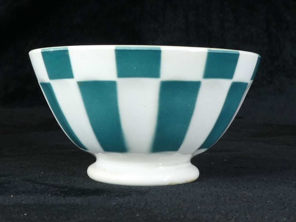 Former little bol Digoin has facets with green stripes