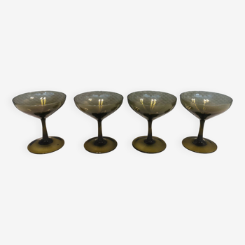 Champagne bowl glasses in emerald green color, they are estimated from the 1950-60s
