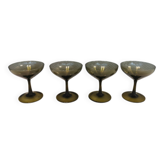 Champagne bowl glasses in emerald green color, they are estimated from the 1950-60s